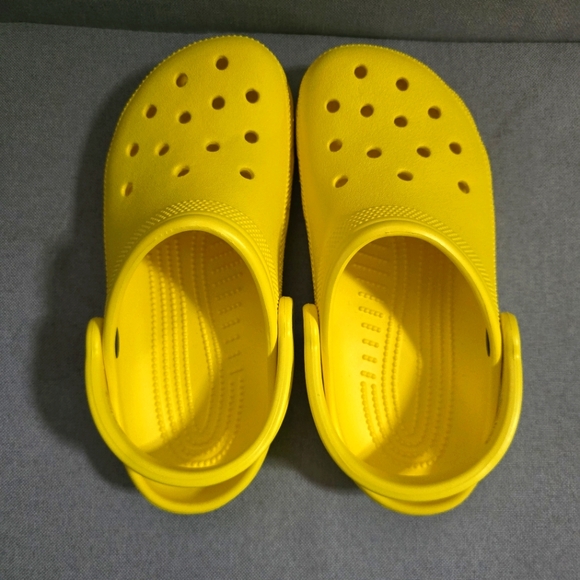 Crocs Men’s Size 4 Women’s Size 6 Yellow Clogs. New. - Picture 1 of 2